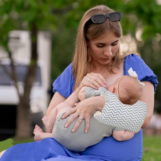 maman allaite bebe avec coussin d allaitement brassard chevrons