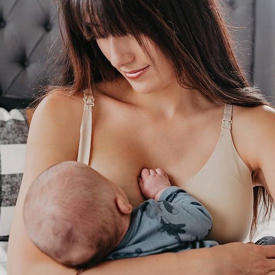 maman allaite bebe avec soutien gorge confort one hand beige