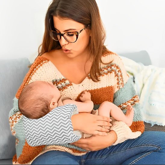 maman reconforte bebe avec coussin d allaitement brassard chevrons