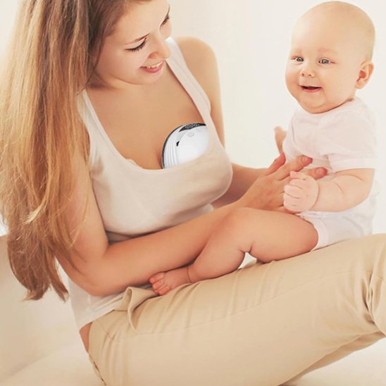 maman utilisant tire lait electrique main libre lactiva avec bebe dans les bras