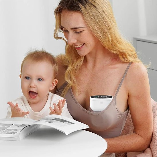 maman utilise tire lait portable compact discret bebe assis sur elle