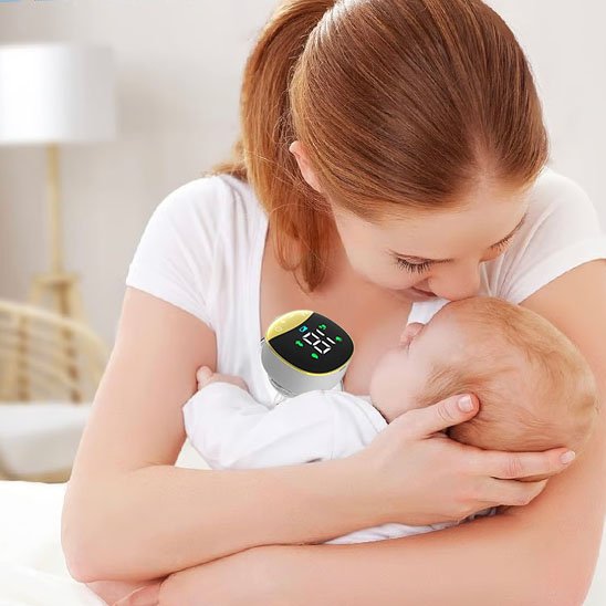 maman utilise tire lait portable mamelia caressant bebe