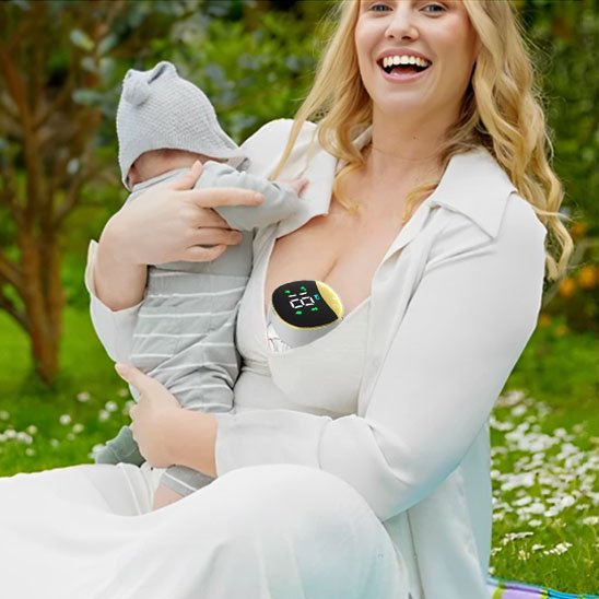 maman utilise tire lait portable mamelia dehors tenant bebe dans les bras