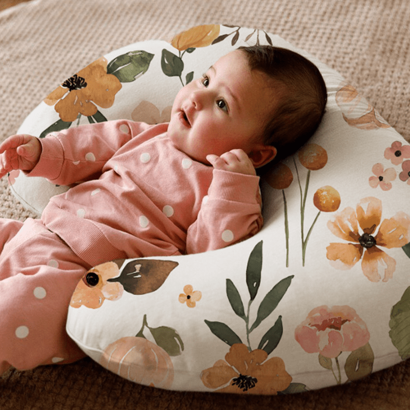 bebe adosse sur Coussin d'allaitement Floraison 