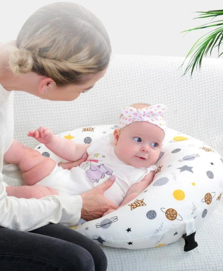 bebe assis dans coussin dallaitement multiconfort