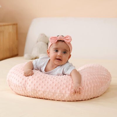 bebe sur coussin d allaitement mamicuddle rose