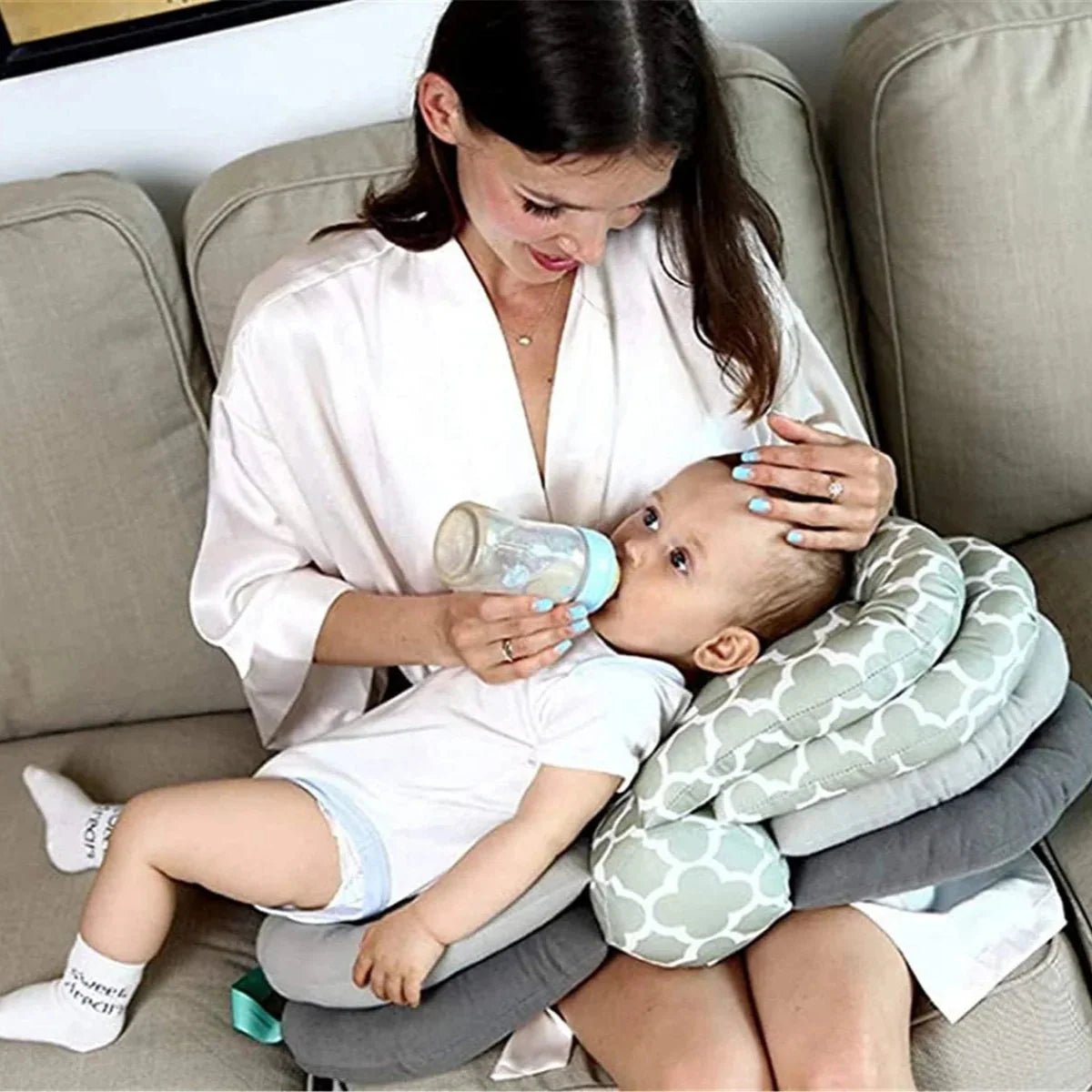 Coussin d'Allaitement - SnuggleFeed™ - Gris - Le Nid de Maman