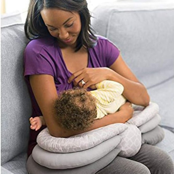Coussin d'Allaitement - SnuggleFeed™ - Gris - Le Nid de Maman