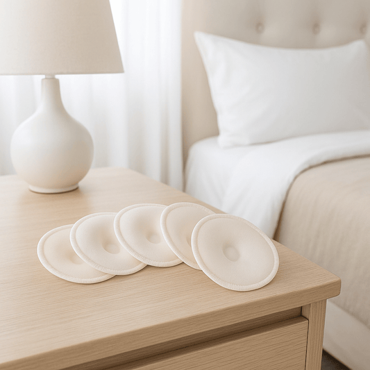 Coussinets d'allaitement lavables Coton sur table de chevet