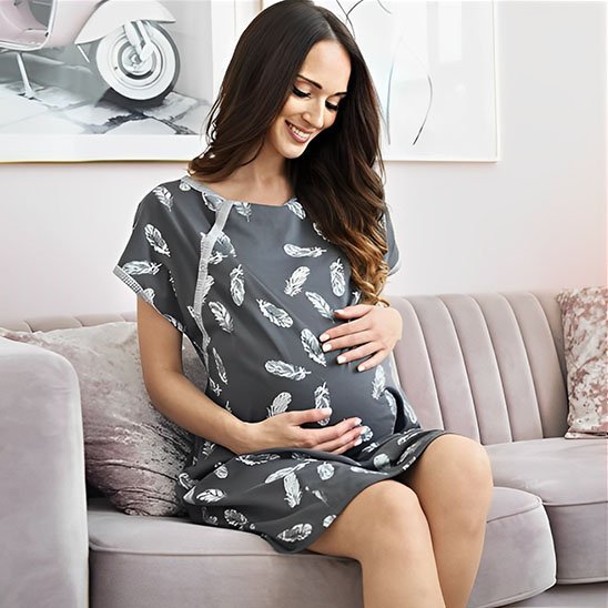 femme enceinte assise porte Chemise de nuit allaitement