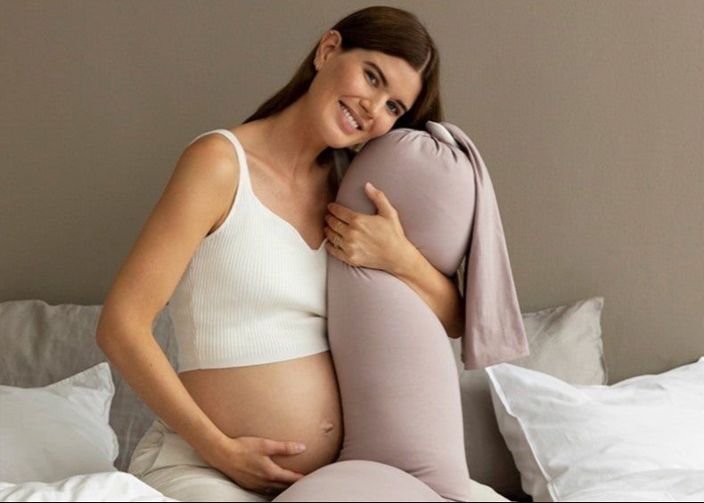 femme enceinte tient coussin dallaitement microbille mamaconfort