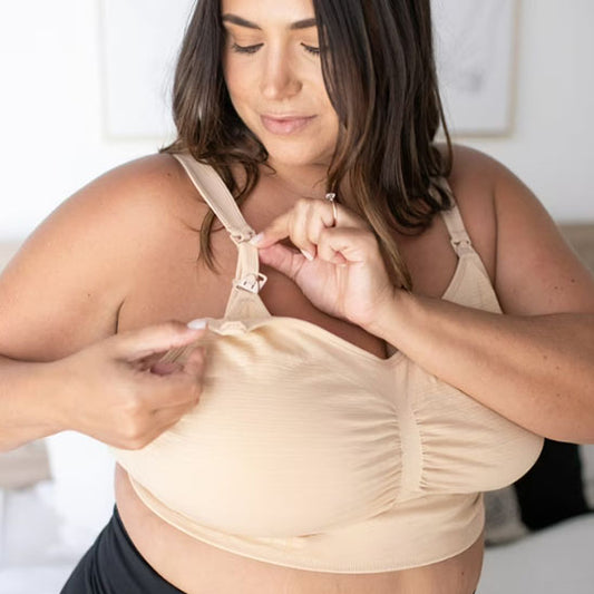 femme portant soutien gorge d allaitement basic beige