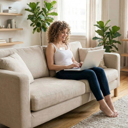 femme travaille sur portable avec Tire-lait portable MamFlow 