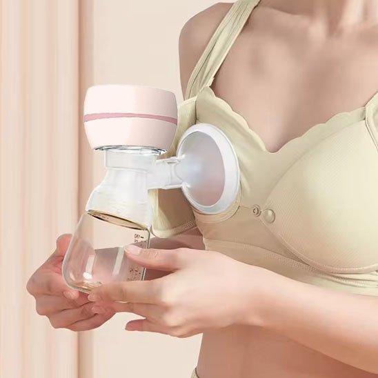 femme utilise tire-lait électrique unilatéral avec soutien-gorge pour tire-lait