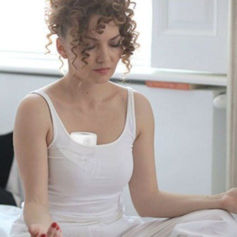 femme utilise tire-lait portable mamflow faisant du yoga