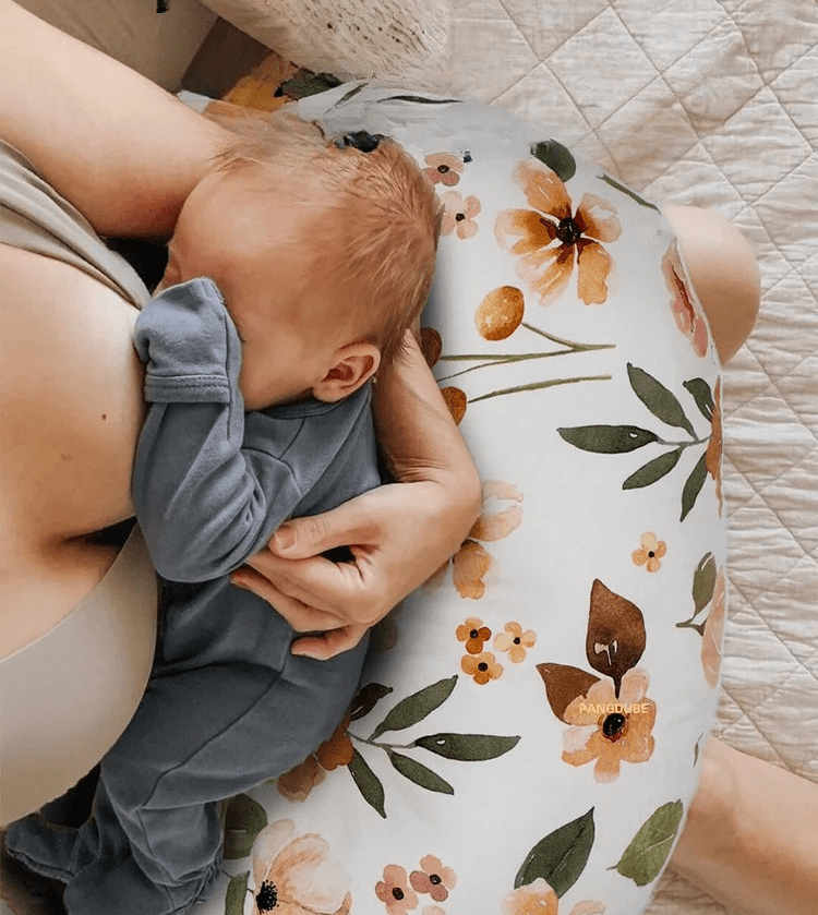 maman allaite avec Coussin d'allaitement Floraison 