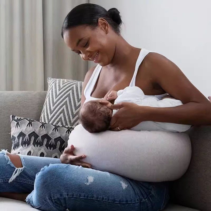 maman allaite avec Coussin d'allaitement microbille MamaConfort 