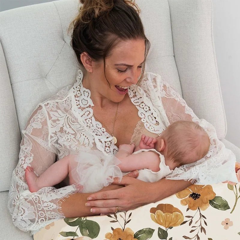 maman allaite bebe avec coussin d allaitement floraison