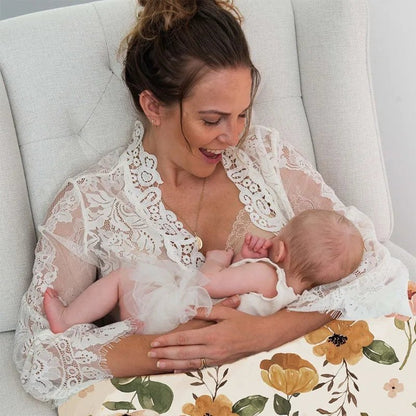 maman allaite bebe avec coussin d allaitement floraison