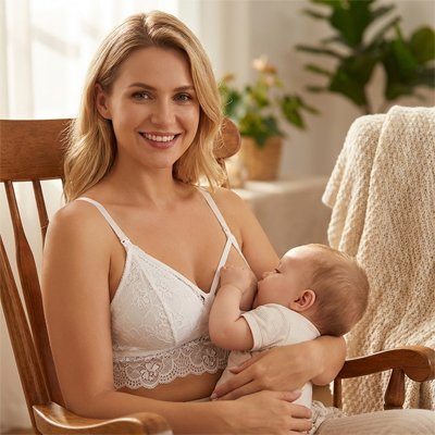 maman allaite bebe avec soutien gorge allaitement dentellis blanc dans une chaise bercante