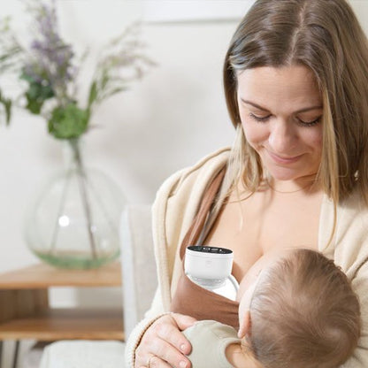 maman allaite bébé et utilise Tire-lait portable MamaNova 