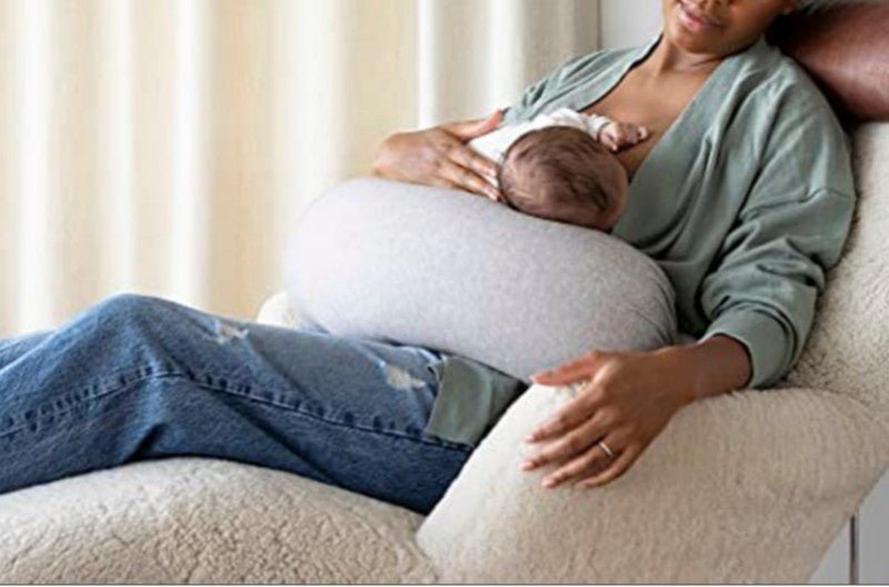 maman allaite dans chaise inclinable avec coussin dallaitement microbille mamaconfort