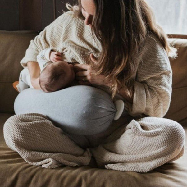 maman allaite dans sofa avec coussin dallaitement microbille mamaconfort