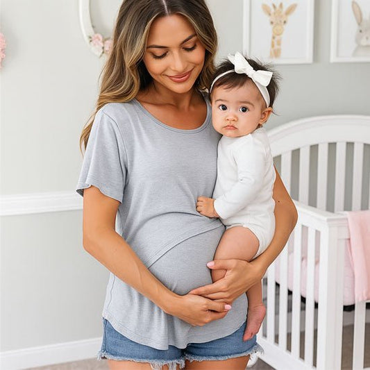 maman enceinte porte T shirt d'allaitement tenant bébé dans les bras