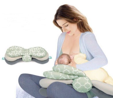 maman installe bebe sur coussin allaitement ajustable pour allaiter