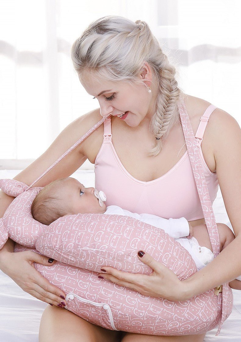 maman regarde bebe couche sur coussin allaitement multifonction chats roses