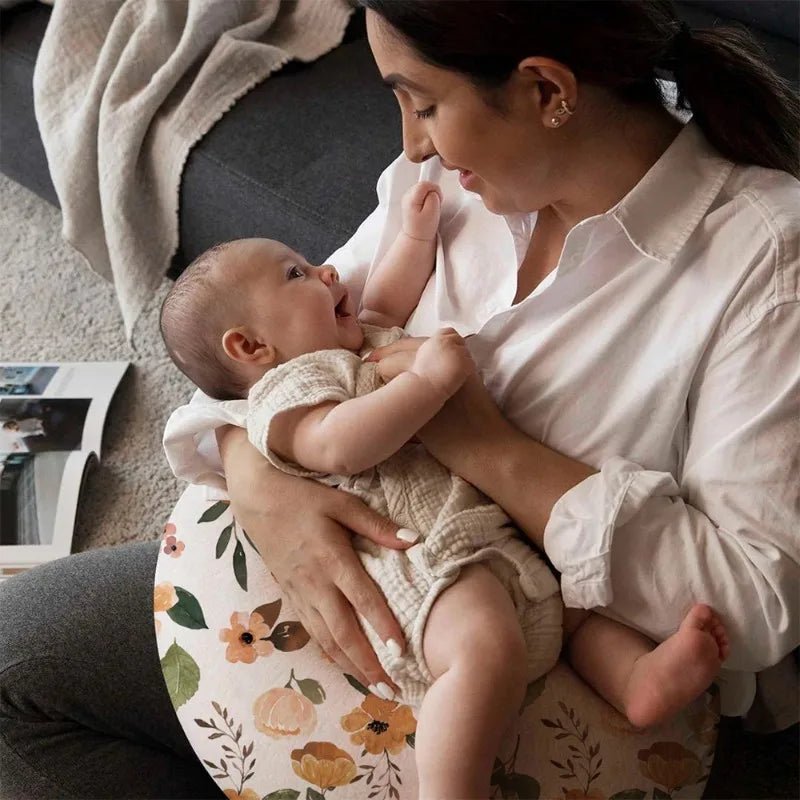 maman regarde bebe sur Coussin d'allaitement Floraison 