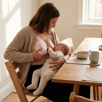 maman retire coquille d'allaitement contenant du lait