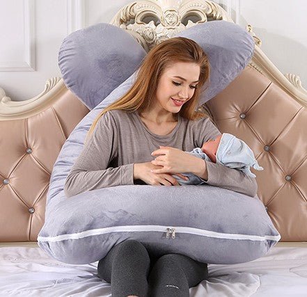maman tient bebe sur Coussin de grossesse
