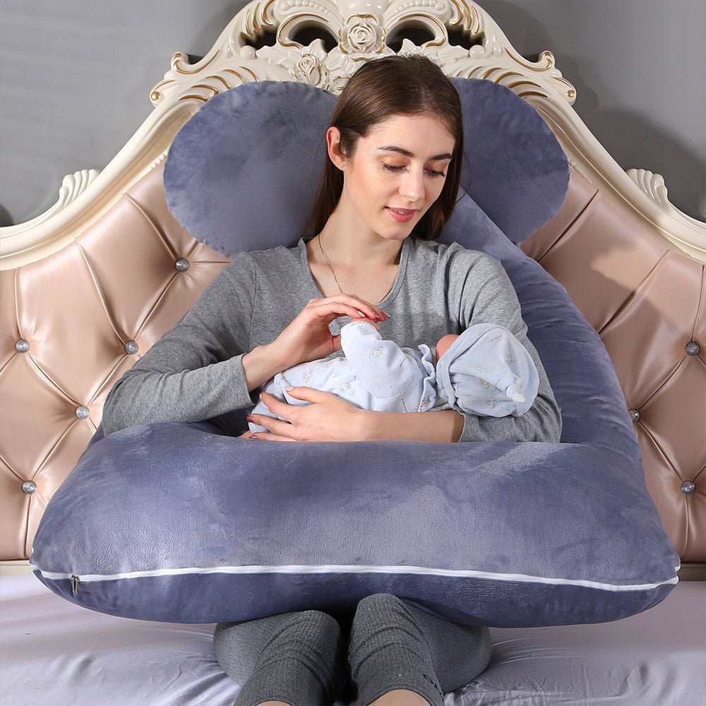 maman tient bebe sur son coussin de grossesse dans son lit