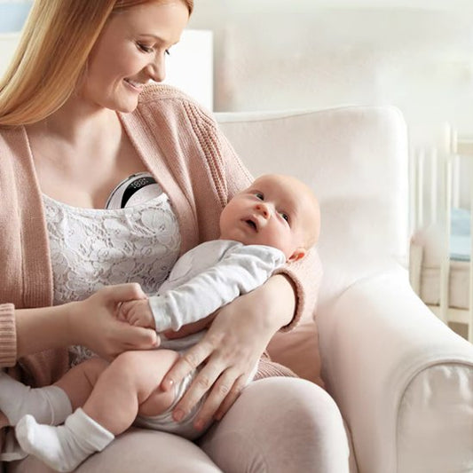 maman utilisant tire lait electrique main libre automatique tenant bebe dans ses bras