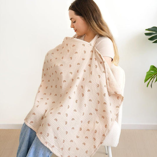 maman utilise Cape d'allaitement Mousseline Intime pour allaiter