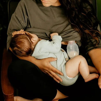 maman utilise tire-lait collecteur en allaitant bébé