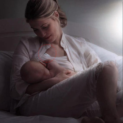 maman utilise Tire lait electrique main libre Lactiva dans le lit