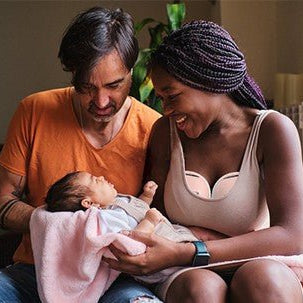 maman utilise tire lait main libre double milkease tenant bebe avec papa