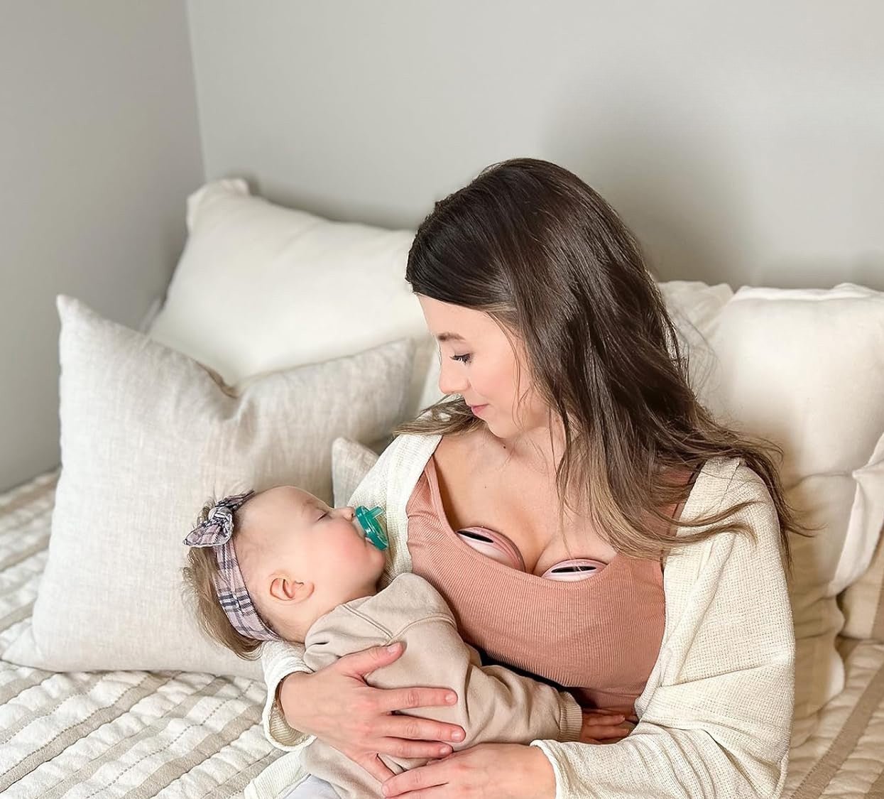 maman utilise tire lait main libre double milkease tenant bebe qui dort