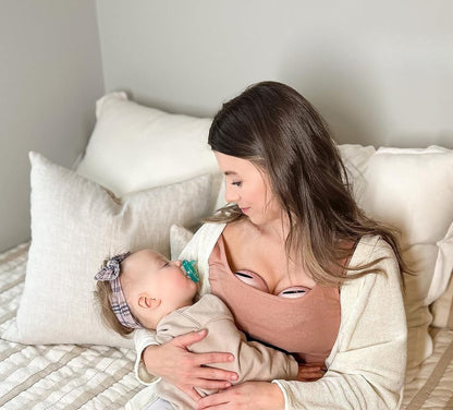 maman utilise tire lait main libre double milkease tenant bebe qui dort