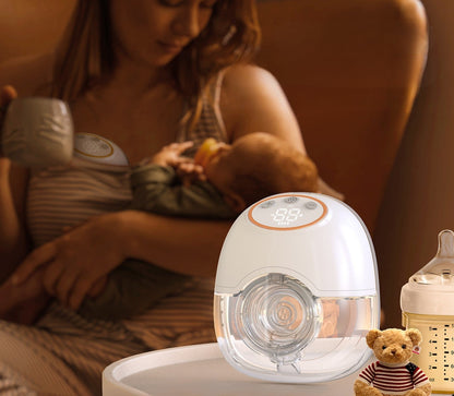 maman utilise Tire lait mains libres unilateral tenant bebe qui dort dans ses bras