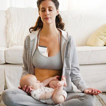 maman utilise tire lait portable compact discret avec bebe couche sur ses jambes