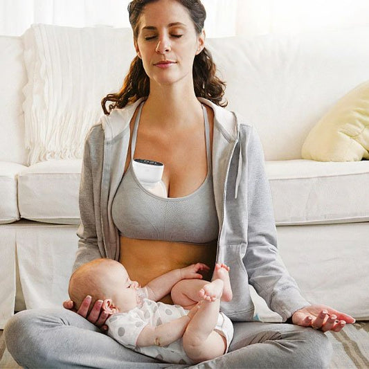 maman utilise tire lait portable compact discret avec bebe couche sur ses jambes