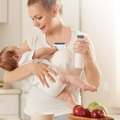 maman utilise Tire-lait portable MamaNova debout avec bébé