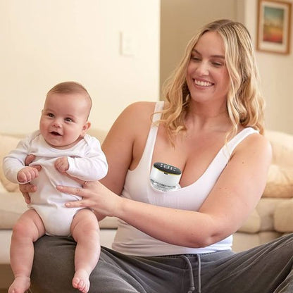 maman utilise Tire-lait portable  Mamélia assise tenant bébé