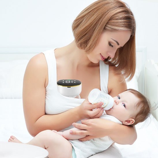 maman utilise Tire-lait portable Mamélia donnant le biberon à bébé
