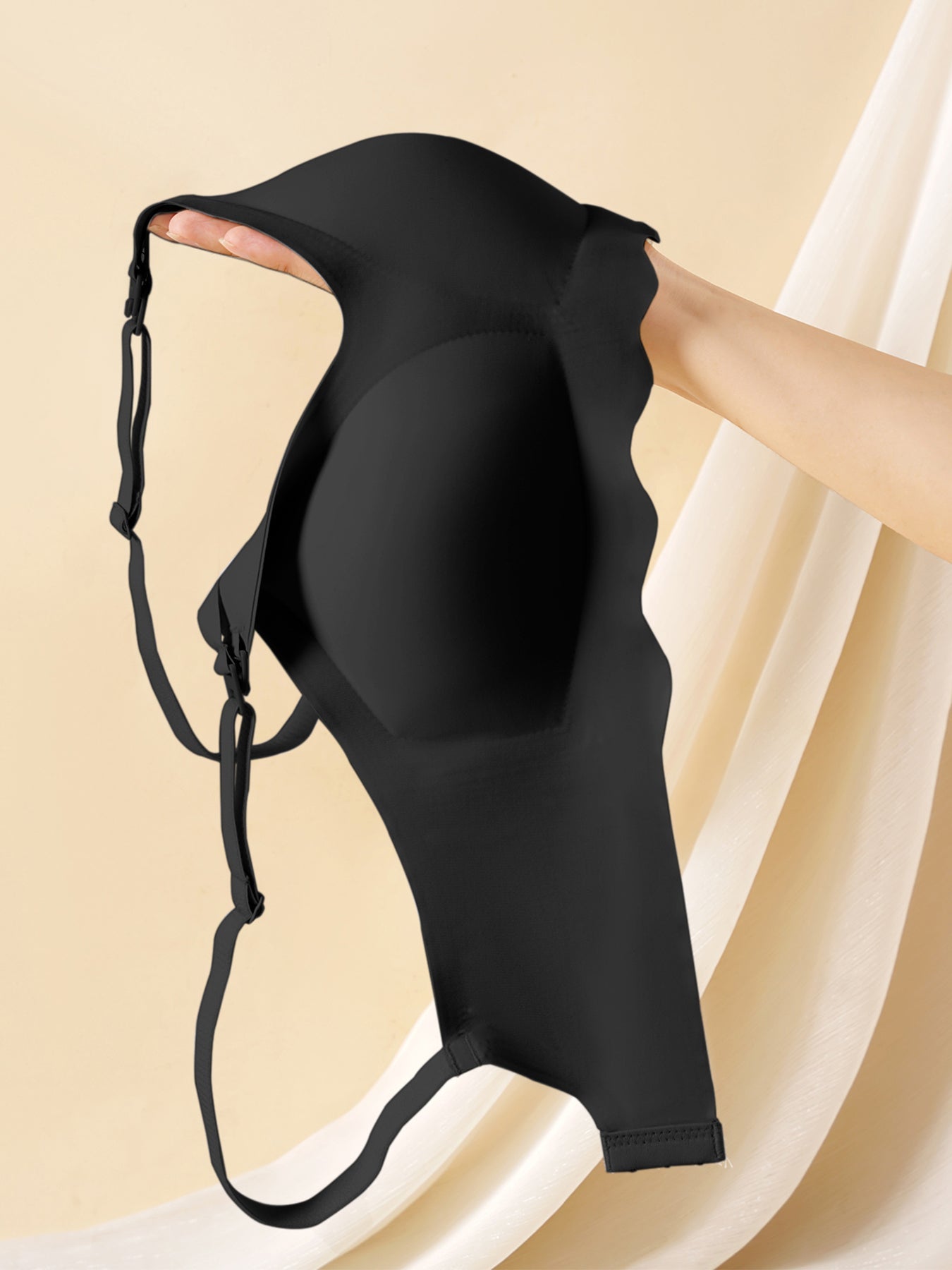 soutien gorge allaitement finesse ultra tenu dans une main